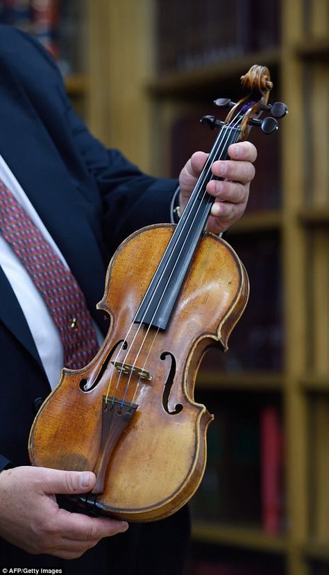 Stolen Ames Stradivarius violin is recovered after 35 years Stradivarius Violin, Antonio Stradivari, Violin Makers, Violin Strings, Historical Objects, Cellos, Stringed Instruments, Music Magazines, Music Blog