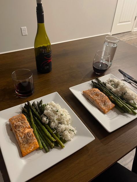 Romantic Fish Dinner For Two, Dinner For Boyfriend Romantic, Meals To Cook With Boyfriend, Surprise Dinner For Boyfriend, Couples Dinner Ideas, Cooking For Boyfriend, Date Night Cooking Ideas, Dinner For Boyfriend, Meals To Cook For Boyfriend