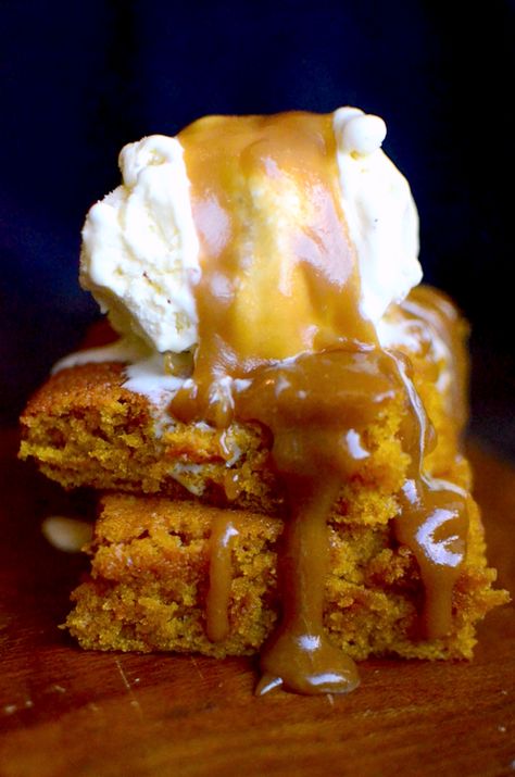 Moist Pumpkin Cake, Cooking Oatmeal, Thanksgiving Pumpkin Pie, Pumpkin Pudding, Toffee Sauce, Pumpkin Cake Recipes, Toffee Pudding, Sticky Toffee Pudding, How To Cook Asparagus