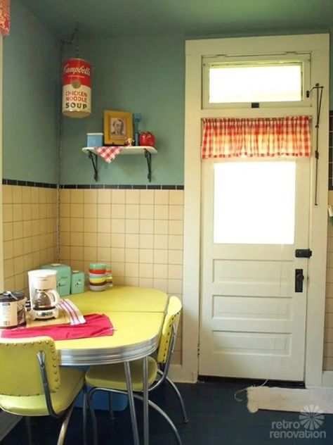 Yellow Table and Chairs Colored Refrigerator, 1920 Kitchen, Bathtub Vintage, Porche Vintage, Table Formica, Modern Vintage Homes, Vintage Home Decor Living Room, Vintage Home Decor Farmhouse, French Vintage Home Decor