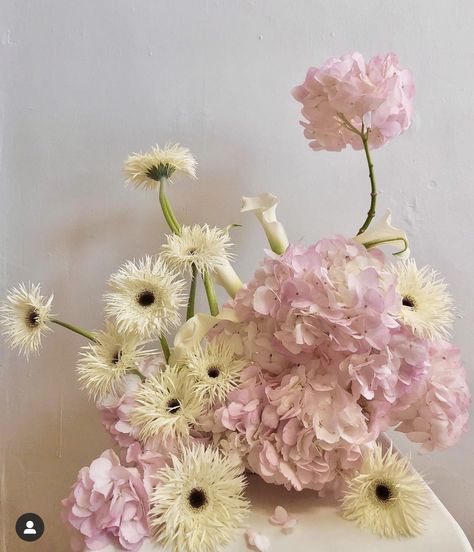 Peonies Wedding Centerpieces, Modern Centerpieces, Bridal Bouquet Flowers, Flower Guide, Peony Wedding, Flower Therapy, Pink Bouquet, Beautiful Flowers Pictures, Elegant Flowers