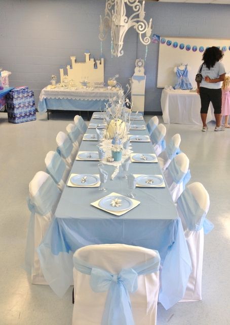 cindy Quinceanera Centerpieces Sky Blue, Quinceanera Cinderella, Cinderella Blue, Cinderella Centerpiece Ideas Quince, Blue And White Birthday Decorations, Light Blue Centerpieces Quinceanera, Baby Blue Sweet 16, Light Blue Quince Dresses, Quinceñera Decoration Ideas