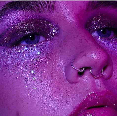 Euphoria Photography Aesthetic, Messy Glitter Makeup, Purple Aesthetic Makeup, Euphoria Party Makeup, Maquillage Euphoria, Euphoria Aesthetic Makeup, Euphoria Vibes Aesthetic, Euphoria Eyes, Euphoria Party Aesthetic