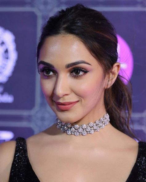 Kiara Advani Makeup Looks, Kiara Advani Wedding Makeup, Kiara Advani Hairstyles, Makeup For Saree Look, Celebrity Makeup Looks Bollywood, Makeup For Sangeet, Kiara Advani Hair, Minimal Makeup Look Indian, Kiara Advani Makeup