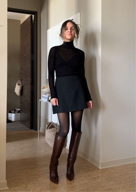 Mini Skirt Elegant Outfit, Office Outfits All Black, Fall Work Style 2023, Sweater Material Skirt, Mini Dress Office Work Outfits, Mini Skirt Outfit Office, Black Mini Skirt Street Style, Black A Skirt Outfit, Glamorous Fashion Style