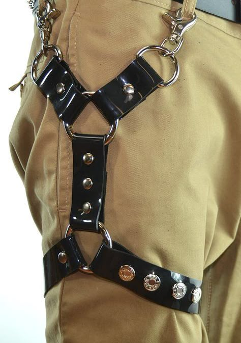 Diy Leg Harness, Mens Harness Fashion, Leather Harness Mens, Mens Harness, Men Harness, Leather Thigh Harness, Goth Cosplay, Thigh Harness, Harness Fashion