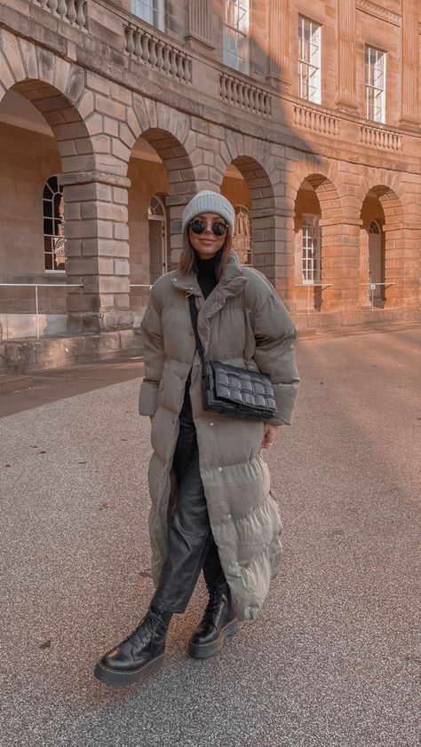 Long jacket puffer Padded Coat Outfit, Long Parka Outfit, Long Puffer Outfit, Puffer Coat Street Style, Padded Jacket Outfit, Beth Bartram, Long Jacket Outfit, Puffer Coat Outfit, Parka Outfit