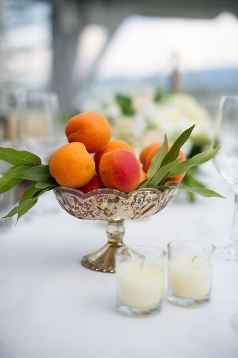 5 Pretty Ways to Incorporate Peaches into Your Wedding -Beau-coup Blog Fruit Centerpieces, Peach Baby Shower, Creative Centerpieces, Fruit Wedding, Peach Party, Peach Fruit, Fruit Decorations, Wedding Floral Centerpieces, Peach And Green