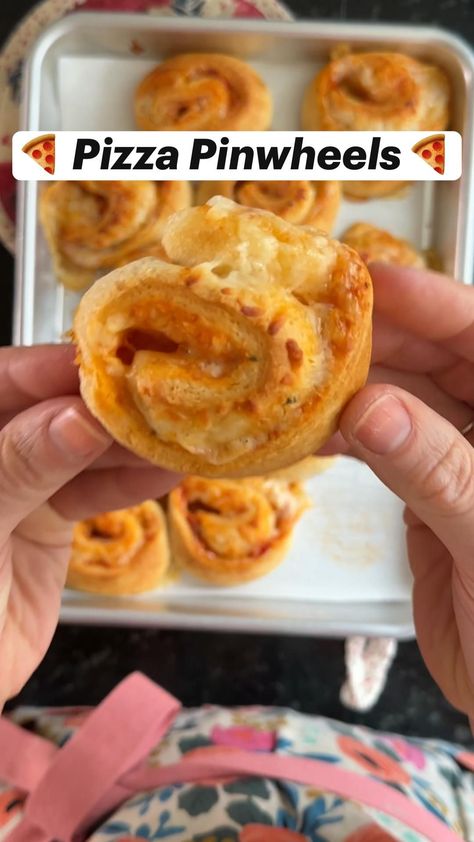 Easy and delicious pizza pinwheels made with crescent rolls, pizza sauce, cheese, and pepperoni. Perfect for a quick and easy party appetizer or snack! #pizza #pinwheels #appetizer https://whispers-in-the-wind.com/12-back-to-school-easy-lunch-ideas-for-kids/?how-to-help-kids-build-a-healthy-lunch-routine Easy Toddler Lunches For School, Picky Lunch Ideas, Cool Lunch Ideas For Kids, Pre Prepared Breakfast, Easy Snack For Party, Easy Recipes For Kids To Make Snacks, Nutritious Meals For Kids, What To Make With Dough, Lunch Ideas For Toddlers Preschool