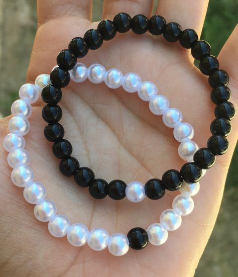 Diy Black Beaded Bracelets, Beaded Bracelets For Best Friends, قلادات متدلية, Relationship Bracelets, Matching Couple Bracelets, White Beads Bracelet, Cute Friendship Bracelets, Bracelets For Boyfriend, Diy Bracelet Designs