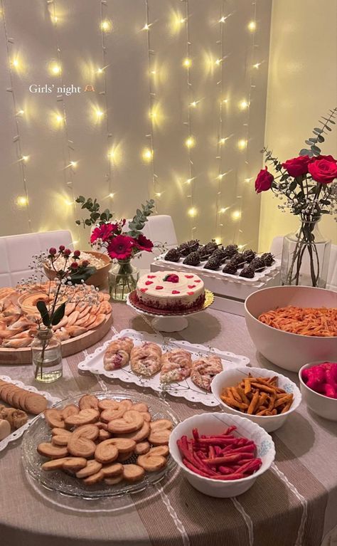 Bday Party Aesthetic Ideas, Birthday Food Set Up Ideas, Food Party Ideas Birthdays, Birthday Table Food Ideas, Dessert Table 21st Birthday, Aesthetic Birthday Party Ideas At Home, Bd Party Decoration, Bday Party Ideas At Home, 18th Birthday Small Party Ideas