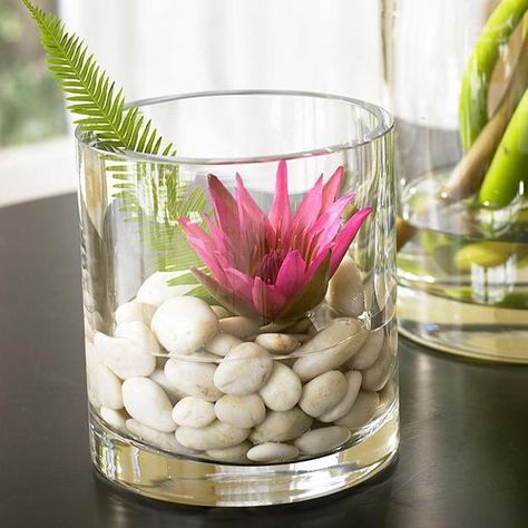 Design Ideas for Elegantly Simple Table Decorations and Centerpieces with Pebbles Simple Table Decorations, White Rocks, Tafel Decor, Spa Decor, Spa Design, Massage Room, Simple Table, Decoration Originale, Calla Lilies