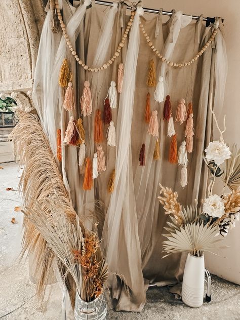 Boho Photo Backdrop Ideas, Boho Photo Backdrops Birthday, Bachelorette Party Decor Boho, Boho Chic Photo Backdrop, Diy Boho Wedding Photo Backdrop, Boho Birthday Backdrop Ideas, Boho Senior Table Ideas, Boho Streamer Backdrop, Boho Chic Bachelorette Party Ideas