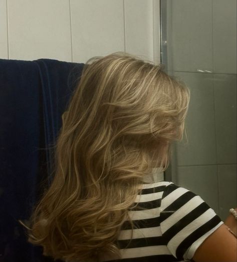 #blondehair #midlengthhair #blondebalayage #blondehaircolor #blondehairstyles #blondies #aesthetic #blowout #matildadjerf #serenavanderwoodsen Dark Blonde Blowout, Blondies Aesthetic, Aesthetic Blowout, Middle Length Hair, Messy Waves, Summer Blonde, Dirty Blonde Hair, Haircuts Straight Hair, Dirty Blonde