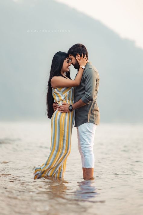 Sunset Couple Photography Beach Photo Ideas, Copule Stills, Bali Poses, Pre Wedding Photoshoot Beach, Couples Beach Photography, Pre Wedding Photoshoot Props, Pre Wedding Photoshoot Outfit, Couple Moments, Wedding Photoshoot Props