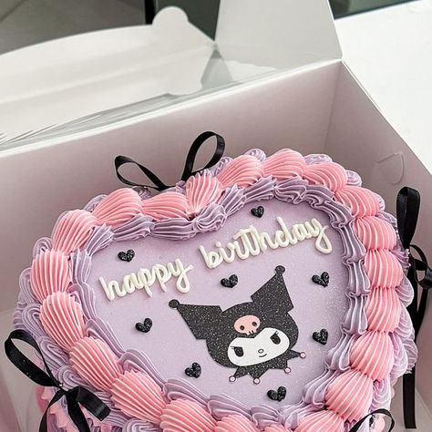 Baked by Julie LLC | West Covina, CA 91791 on Instagram: "Kuromi coquette 🩷🖤🎀  • • • • #kuromi #kuromicore #sanrio #sanriokuromi #coquette #coquettecake #lambeth #lambethcake #heartcake #heartcakes #heartshape #heartshapecake #vintage #vintagestyle #vintagecake #vintagecakes #buttercreampiping #cake #cakes #cute #cakelove #lacounty #cakesofinstagram #cakestagram #westcovina #supportsmallbusiness #626 #bakedbyjulie_ #customcakes" Sanrio Cake Kuromi, Kuromi Heart Cake, Kuromi Cake Ideas, Kuromi And My Melody Cake, Kuromi Birthday Cake, Kuromi Birthday, Kuromi Cake, Kuromi Birthday Party, Sanrio Cake