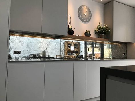 White Open Plan Kitchen, Mirror Kitchen Backsplash, Modern Kitchen Wallpaper, Old China Cabinet, Antique Mirror Splashback, Kitchen Splashback Designs, Hybrid Office, Dark Apartment, Mirror Kitchen