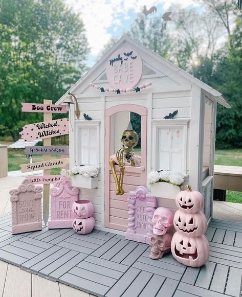 HOCUS POCUS Lovers | Spooky Playhouse Ideas 👻🕸️🖤 Halloween Transformation, Playhouse Decor, Christening Balloons, Playhouse Ideas, Halloween Outside, Scary Things, Cubby House, Halloween Front Porch, Halloween Crafts Decorations