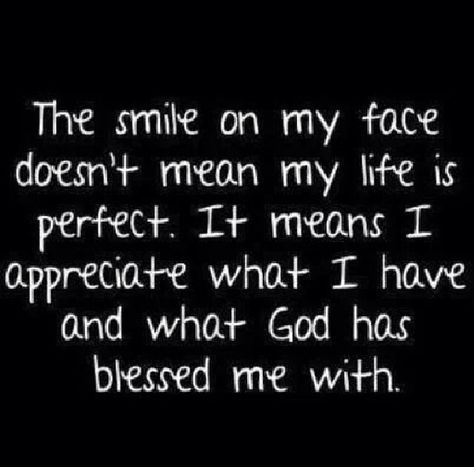 No matter what life throws at you, always remember what you have and be thankful for it. Woord Van God, Happy Happy Happy, Good Quotes, Life Quotes Love, The Smile, Makkah, Photo Quotes, Quotable Quotes, A Quote