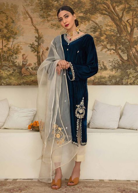 Embroidery Motif, Pakistani Formal Dresses, Velvet Dress Designs, Punjabi Outfits, Latest Dress Design, Pakistani Dresses Casual, Kurta Designs Women, Simple Pakistani Dresses, Embroidery Suits Design