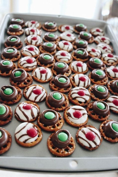 Christmas Pretzel Cookies, Button Cookies Recipe, Pretzel Cookies Christmas, Belly Buttons Pretzels, Belly Button Cookies, Christmas Cookies Pretzel, Christmas Treats Pretzels, Circle Pretzel Christmas, Peppermint Kiss Blossom Cookies