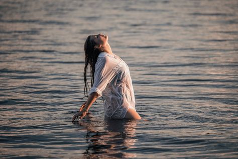 White Shirt Water Photoshoot, Pictures In Water Photography, White Dress Water Photoshoot, Dress Water Photoshoot, Lakehouse Photoshoot, Cabin Photoshoot, 18th Photoshoot, Water Poses, Waterfall Shoot