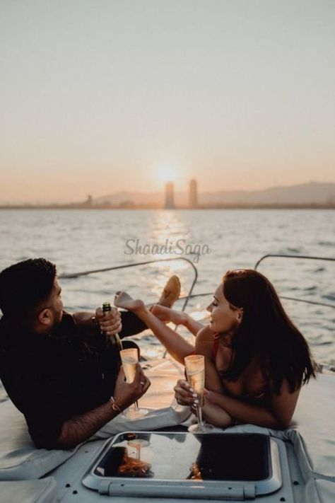 Romantic & Unique Proposal Setup Ideas that will get you a Definite YES! #shaadisaga #indianwedding #proposalideas #proposalideassunique #proposalideasmarriage #porposalideasbeach #proposalideasoutdoor #proposalideaswedding #proposalideasforhim #proposalideasforher #proposalideassimple #porposalideasbackyard #proposalideascute #romanticproposalideas #bestproposalideas #creativeproposalideas #proposalideassimple #proposalideaslatest #proposalideascute #proposalphotoideas #proposaldecorideas Yacht Photoshoot, Boat Engagement Photos, Boat Photoshoot, Yatch Boat, Lake Photoshoot, Boat Wedding, Boat Pics, Lake Boat, Surprise Proposal