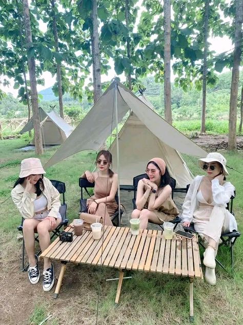 Camping With Friends Aesthetic, Glamping Interior, Camping Inspo, Glamping Outfit, Aesthetic Camping, Camping Lifestyle, Cute Beach Outfits, Camping Inspiration, Graduation Picture Poses