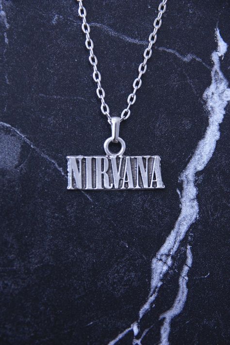 Rock Vibes, Im Addicted To You, Nirvana Kurt Cobain, Nirvana Kurt, Fluffy Jacket, Artic Monkeys, Necklace For Girlfriend, Timeless Aesthetic, Rock'n Roll