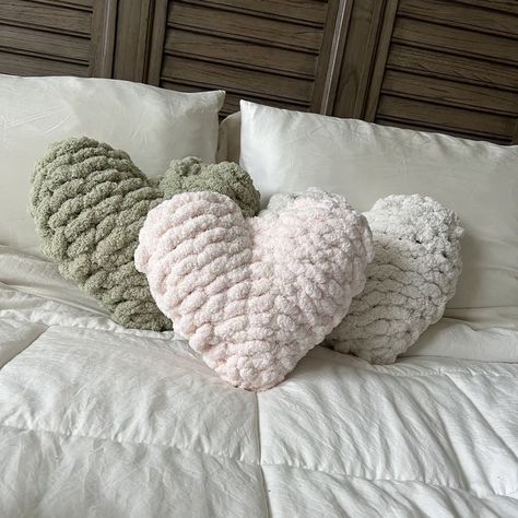 Chunky Yarn Crochet, Finger Knitting Projects, Shaped Pillows, Chunky Knit Pillow, Heart Pillows, Mode Crochet, Blanket Diy, Crochet Clothing And Accessories, Finger Knitting