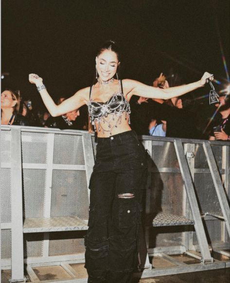 Chill Edm Concert Outfit, Acoustic Outfit Style, Big Gigantic Concert Outfit, Night Lovell Concert Outfit, Concert Pit Outfit, Concert Outfit Electronic, Trap Outfit Girl Concert, Rave Outfits House, La La Palooza Outfits