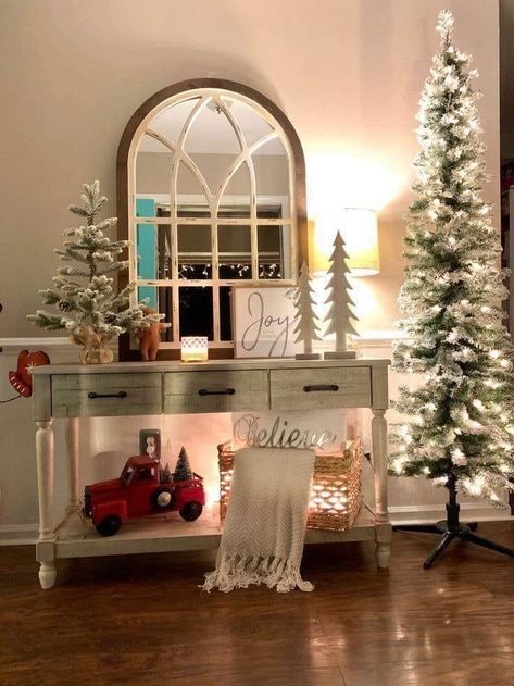 Christmas Entry, Christmas Entryway, Cozy Christmas Decor, Christmas Apartment, Halloween Porch Decorations, Christmas Decor Inspiration, Country Christmas Decorations, Christmas Decorations Living Room, Christmas Themes Decorations