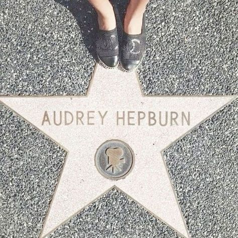 Audrey Hepburn Aesthetic Pink, Audrey Hepburn Aesthetic, Sophia Coppola, Estilo Blair Waldorf, Aubrey Hepburn, Audrey Hepburn Photos, Sincerely Jules, Hollywood Walk Of Fame Star, Breakfast At Tiffanys