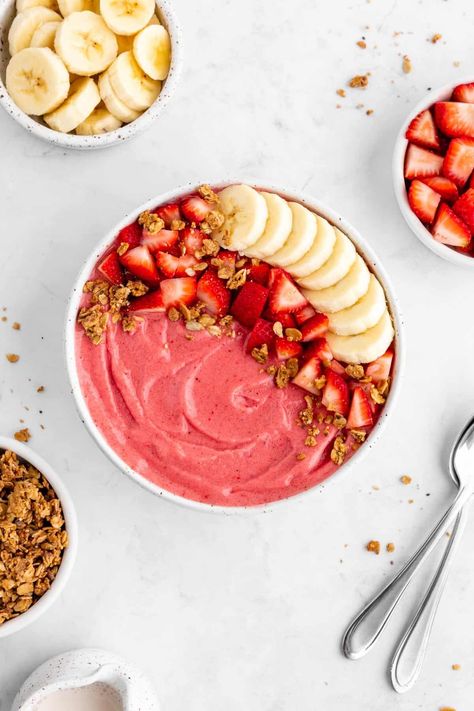 Banana Smoothie Bowl Recipe, Kawa Starbucks, Diy Kombucha, Banana Smoothie Bowl, Strawberry Banana Smoothie, Smoothie Bowl Recipe, Healthy Food Dishes, Healthy Food Motivation, Bowl Recipe