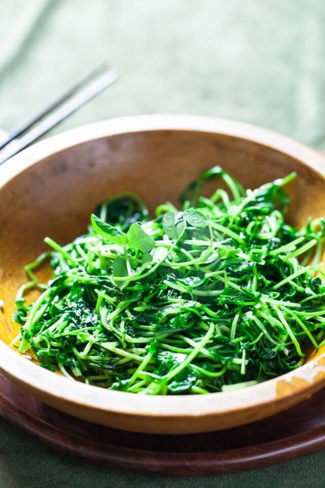 Chinese Stir Fried Pea Shoots ~ http://steamykitchen.com Pea Shoots Recipe, Microgreen Recipes, Microgreens Recipe, Healthy Cooking Oils, Veggie Art, Pea Shoots, Healthy Chinese, Chinese Stir Fry, Chinese Vegetables