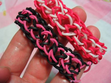 Rubber Band Bracelet Ideas Without Loom, Rainbow Loom Bracelets Easy, Loom Band Bracelets, Rubber Band Crafts, Hanging Craft Ideas, Loom Charms, Band Bracelets, Rainbow Loom Charms, Elastic Bracelets