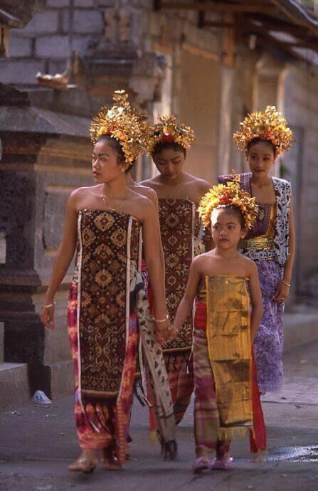 Indonesian Clothing, Nostalgic Aesthetic, Kebaya Muslim, Tropical Travel, Batik Fashion, Traditional Dance, Traditional Fashion, Folk Costume, People Of The World