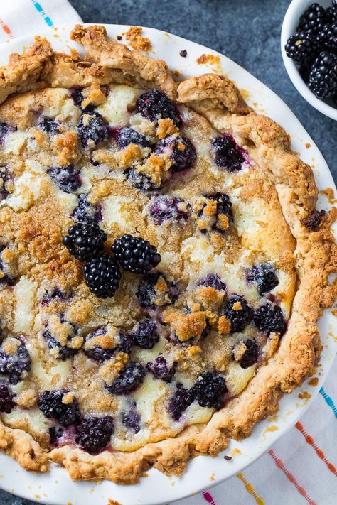 Blackberry Cream Pie is both sweet and tart with lots of fresh blackberries Summer Pie, Blackberry Recipes, Cake Mug, Cronut, Cookies Bars, Cream Pie Recipes, Flaky Pie Crust, Fruit Pie, Pie Tart