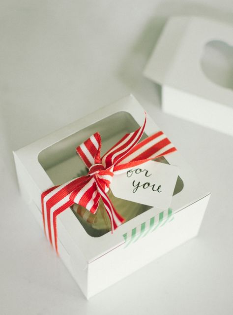 single cupcake gift Individual Cupcakes Packaging Ideas, Cupcake Boxes Packaging, Plastic Cupcake Containers, Single Cupcake Boxes, Cupcake Favors, Clear Containers, Cupcake Packaging, Cupcake Container, Valentines For Singles