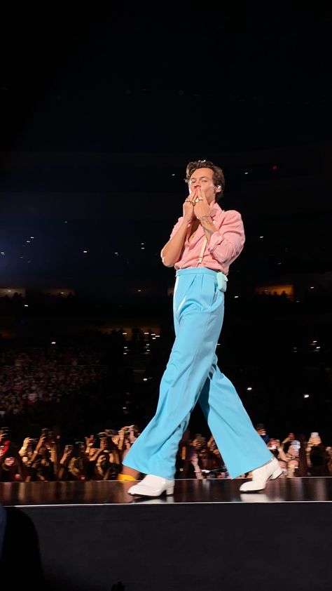 Love On Tour Philadelphia, Harold Styles, Love On Tour Outfits, Harry Style, Blowing Kisses, Harry Styles Photos, Harry Styles Love On Tour, Treat People With Kindness, Harry Edward Styles