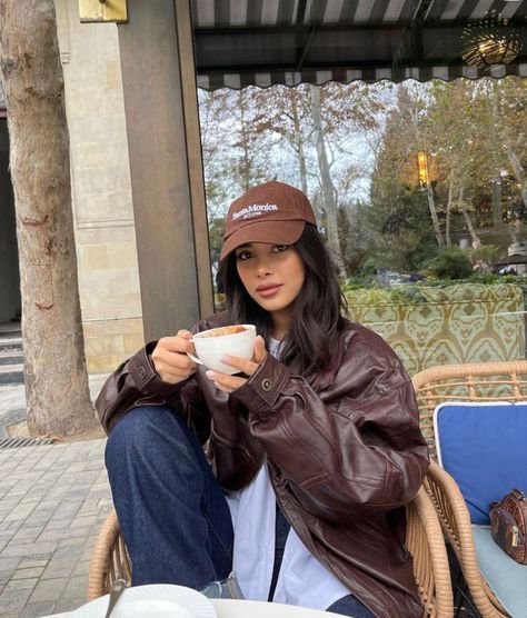 Coffee Pic, Baseball Hat Outfit, Simple Winter Outfits, Cap Outfit, Pic Photo, Coffee Fashion, Best Poses For Pictures, Best Photo Poses, December 12