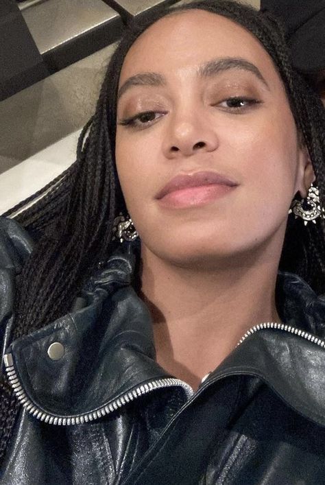 Solange Knowles Makeup, Solange Aestethic, Solange Aesthetic, Solange Braids, Pixie Aesthetic, Solange Style, Black Women Celebrities, Celebrities With Glasses, Solange Knowles