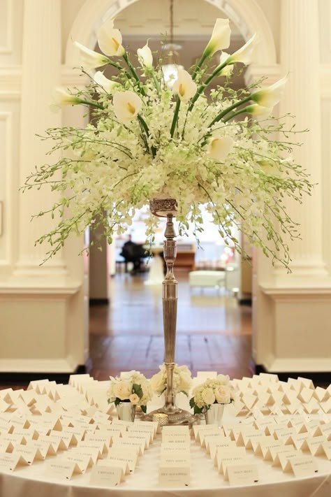 Wedding Table Decorations Centerpieces, Tall Wedding Centerpieces, Wedding Floral Centerpieces, Tall Vase, Flower Centerpieces Wedding, Wedding Table Decorations, Mod Wedding, Deco Floral, Wedding Flower Arrangements