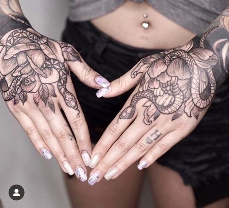 Snake Hand Tattoo, Unique Hand Tattoos, Simple Hand Tattoos, Butterfly Hand Tattoo, Medusa Tattoo Design, Tato Henna, Hand And Finger Tattoos, Special Tattoos, Tattoo Love