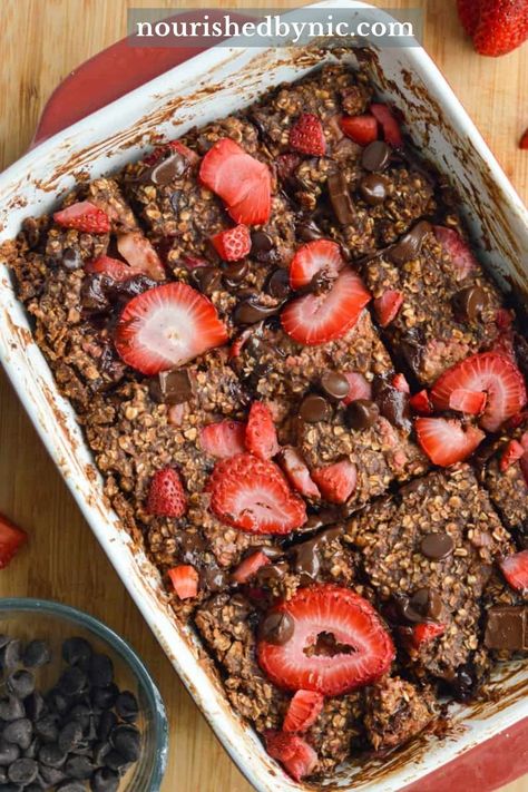 ONE DISH STRAWBERRY CHOCOLATE BAKED OATS (VEGAN) Healthy Balanced Breakfast, Baked Oats Vegan, Chocolate Baked Oats, Banana Oatmeal Bars, Peanut Butter Banana Oats, Easy Oatmeal Recipes, Dessert For Breakfast, Strawberry Oatmeal, Easy Oatmeal