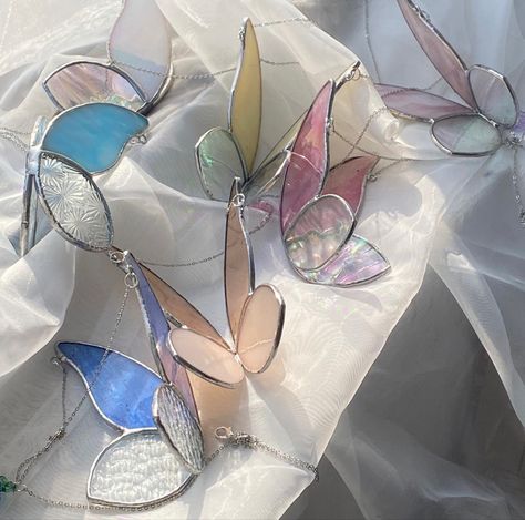 Stain Glass Butterflies, Butterfly Stained Glass Art, Butterfly Stained Glass, Glass Butterflies, Stained Glass Butterfly, Glass Butterfly, Stained Glass Crafts, Cute Bedroom Decor, Room Deco