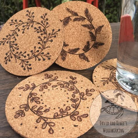 Wood Burning On Cork, Woodburn Coasters, Cork Coasters Diy, Easy Wood Burning Ideas, Beginner Wood Burning Projects, Surfaces Art, Wood Burned Coasters, Decoration Things, Beginner Wood Burning