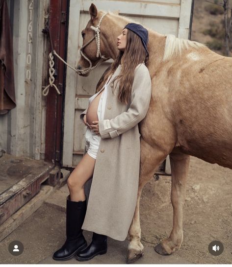 Maternity Session With Horse, Maternity With Horse, Maternity Horse Photoshoot, Horse Maternity Photoshoot, Horse Maternity Pictures, Farm Maternity Shoot, Bump Photoshoot, Horse Shoot, Maternity Shoot Beach