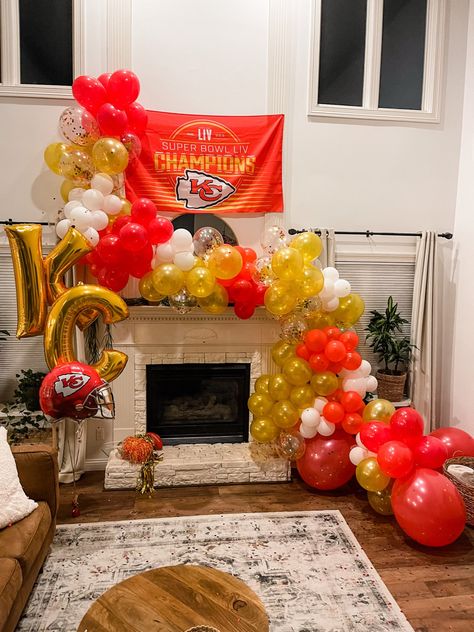 Chiefs Super Bowl Party, 1st Birthday Centerpieces, Superbowl Party Decorations, Super Bowl Decorations, Football Balloons, Party City Balloons, Baseball Theme Party, Chiefs Super Bowl, Football Birthday Party