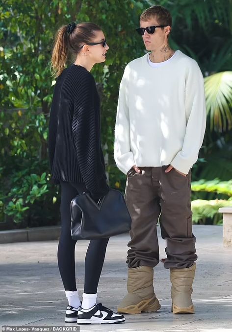 Nike Dunk Outfit, Hailey Bieber Street Style, Dunk Outfit, Justin Bieber Outfits, Dunks Outfit, Justin Bieber Style, Yeezy Boots, Black And White Nikes, Sneakers Street Style